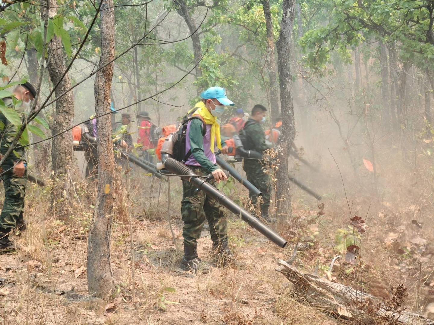“จิตอาสาร่วมทำการดับไฟป่า”