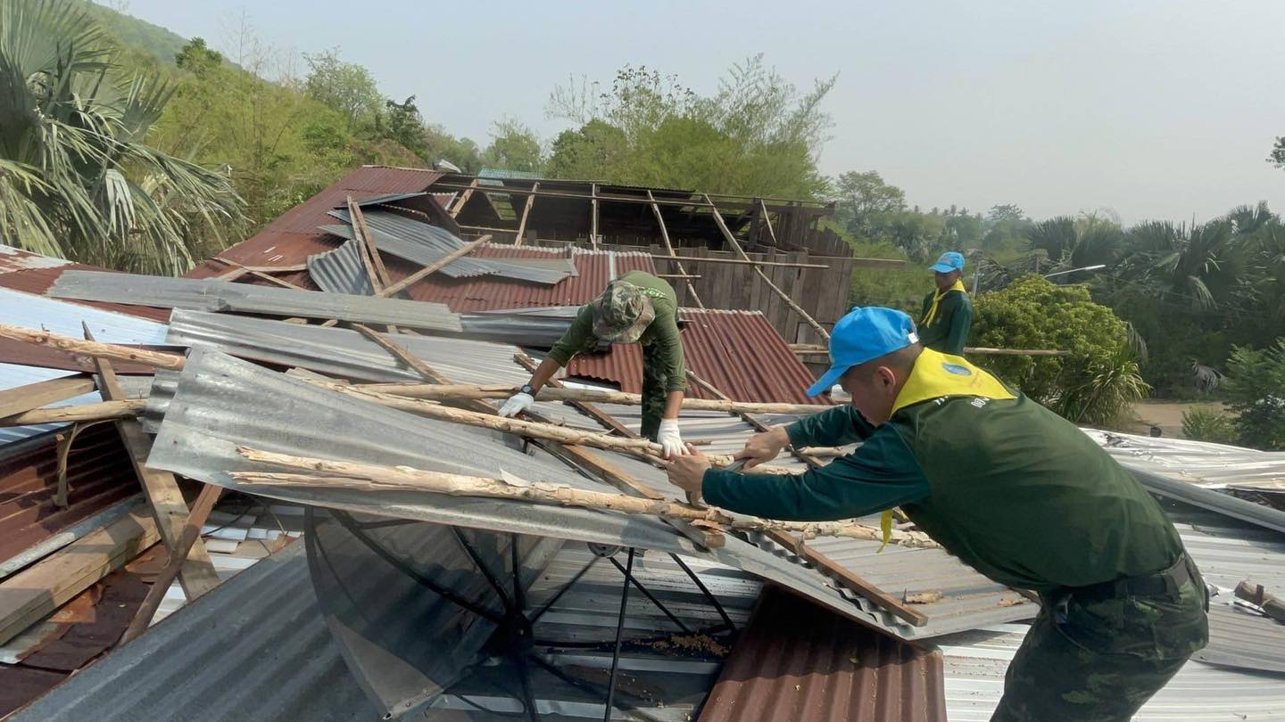 “กองทัพบก ซ่อมแซมบ้านเรือนประชาชนที่เสียหายจากเหตุวาตภัย”