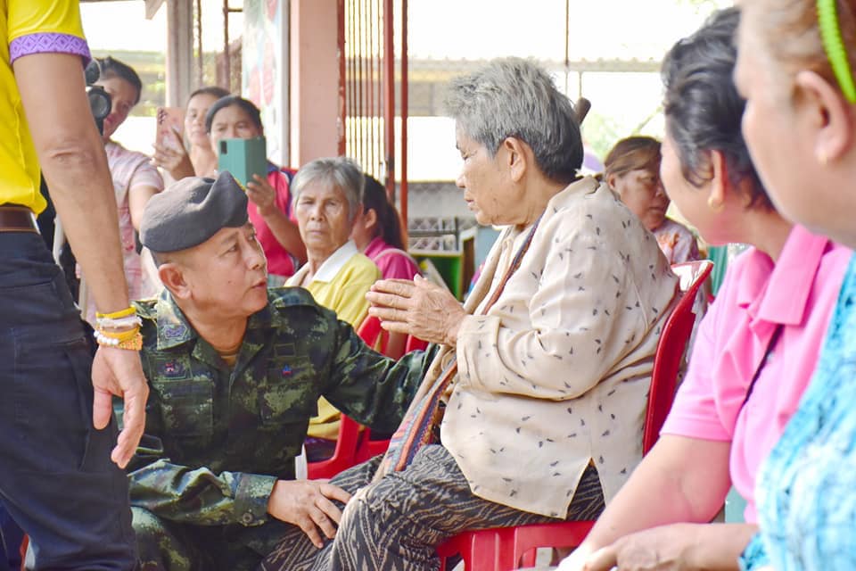 แม่ทัพภาคที่ 2 เยี่ยมผู้ประสบวาตภัย - มอบถุงยังชีพ จำนวน 2,000 ชุด ในพื้นที่ 5 อำเภอ จังหวัดหนองบัวลำภู