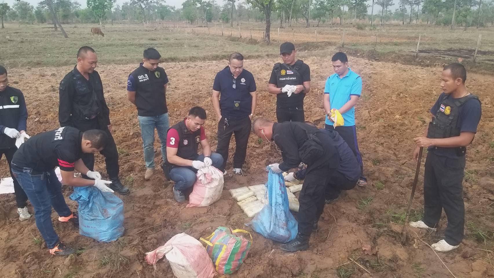 "กกล.สุรนารี โดย กรมทหารพรานที่ 23  จับกุม ผู้ต้องหา จำนวน 3 คน พร้อมของกลางยาบ้า จำนวน 632,000 เม็ด ต.สำโรงพัน อ.ไพรบึง  จ.ศรีสะเกษ