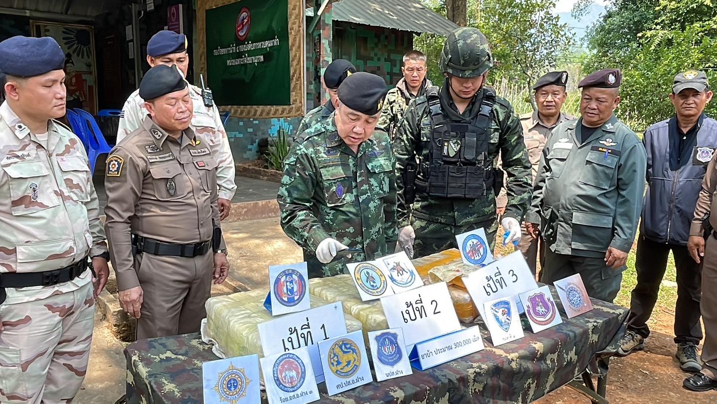 กกล.ผาเมือง ปะทะกลุ่มขบวนการขนยาเสพติด ยึดยาบ้า 300,000 เม็ด ในพื้นที่ อำเภอฝาง จังหวัดเชียงใหม่