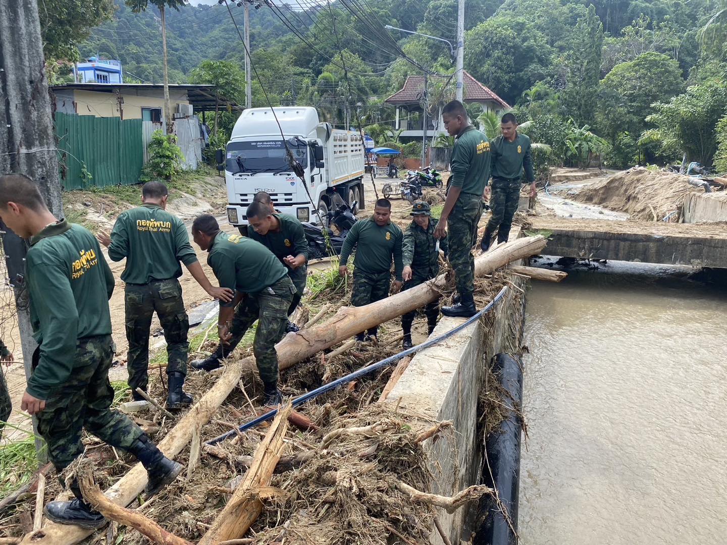 ร.15 พัน.1 จัดกำลังพลร่วมสนับสนุนจังหวัดภูเก็ต ในการให้ความช่วยเหลือประชาชน พร้อมฟื้นฟูสถานการณ์ภายในพื้นที่ ภายหลังจากสถานการณ์อุทกภัยคลี่คลาย