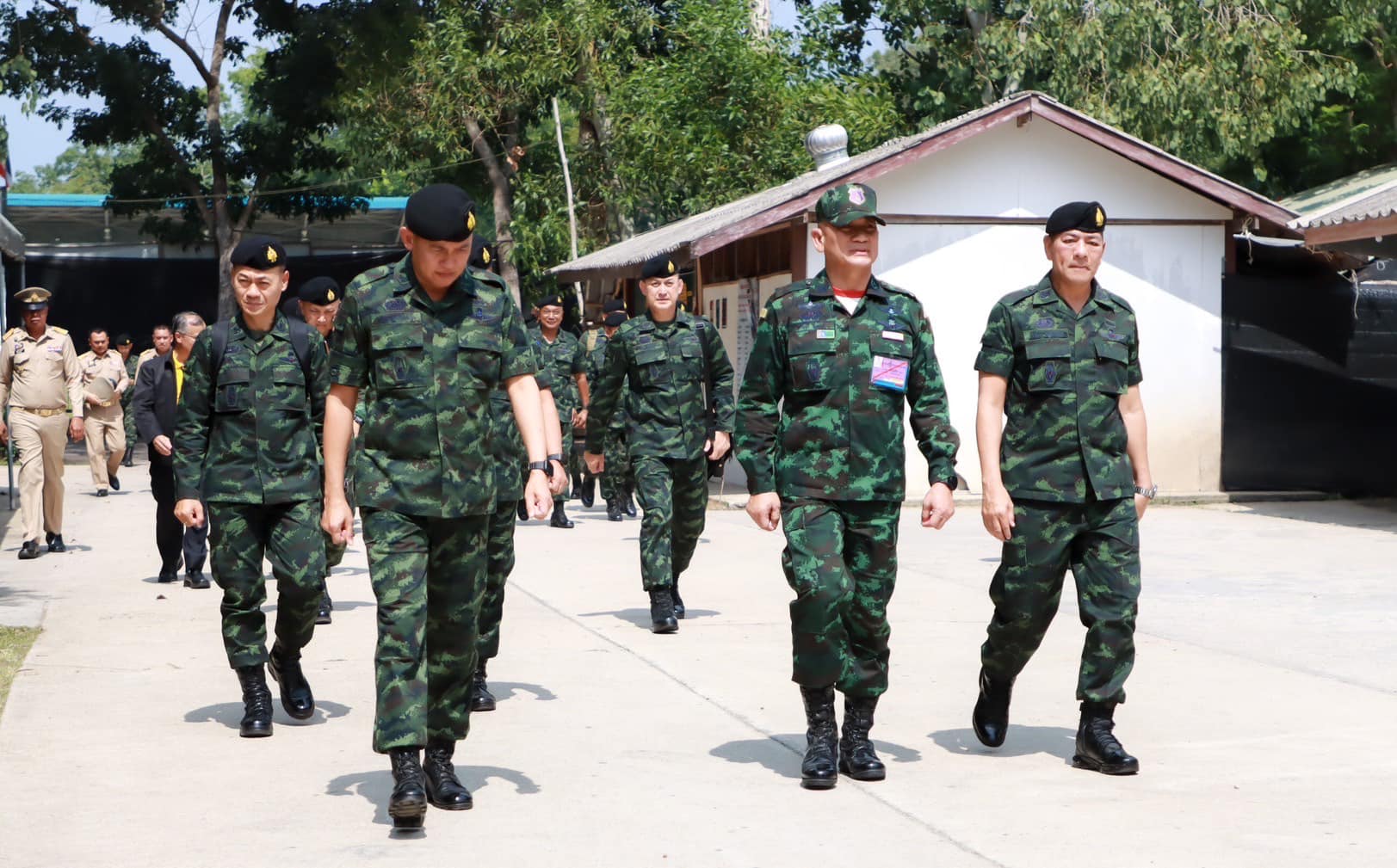 ผบ.ทบ. ลงใต้ ตรวจเยี่ยมให้กำลังใจกำลังพลหน่วยเฉพาะกิจสงขลา