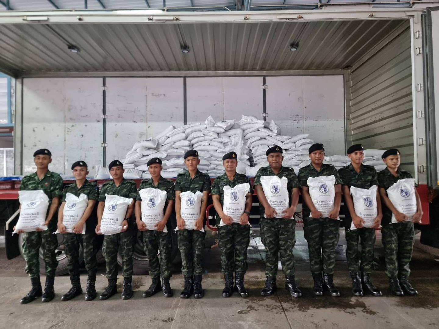 มูลนิธิชัยอนันต์ มอบข้าวสาร จำนวน 10,000 กิโลกรัม เพื่อเป็นขวัญและกำลังใจ ให้กับผู้ที่ปฏิบัติหน้าที่ในพื้นที่จังหวัดชายแดนภาคใต้