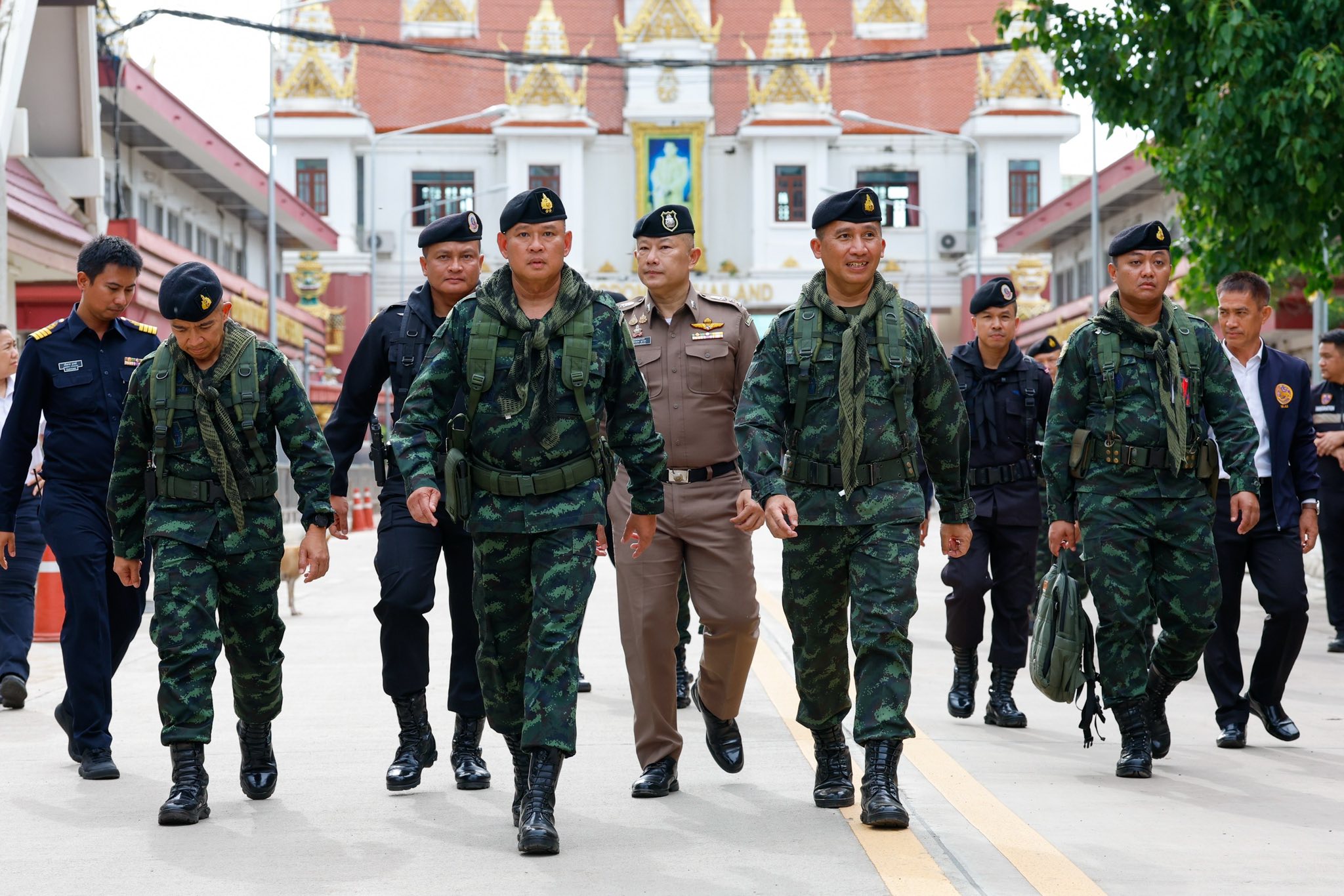 ผู้บัญชาการกองกำลังบูรพาตรวจเยี่ยม ให้กำลังใจกำลังพล และเจ้าหน้าที่ส่วนราชการที่ปฏิบัติหน้าที่บริเวณจุดผ่านแดนชายแดนไทย - กัมพูชา ในพืนที่รับผิดชอบของกองกำลังบูรพา”