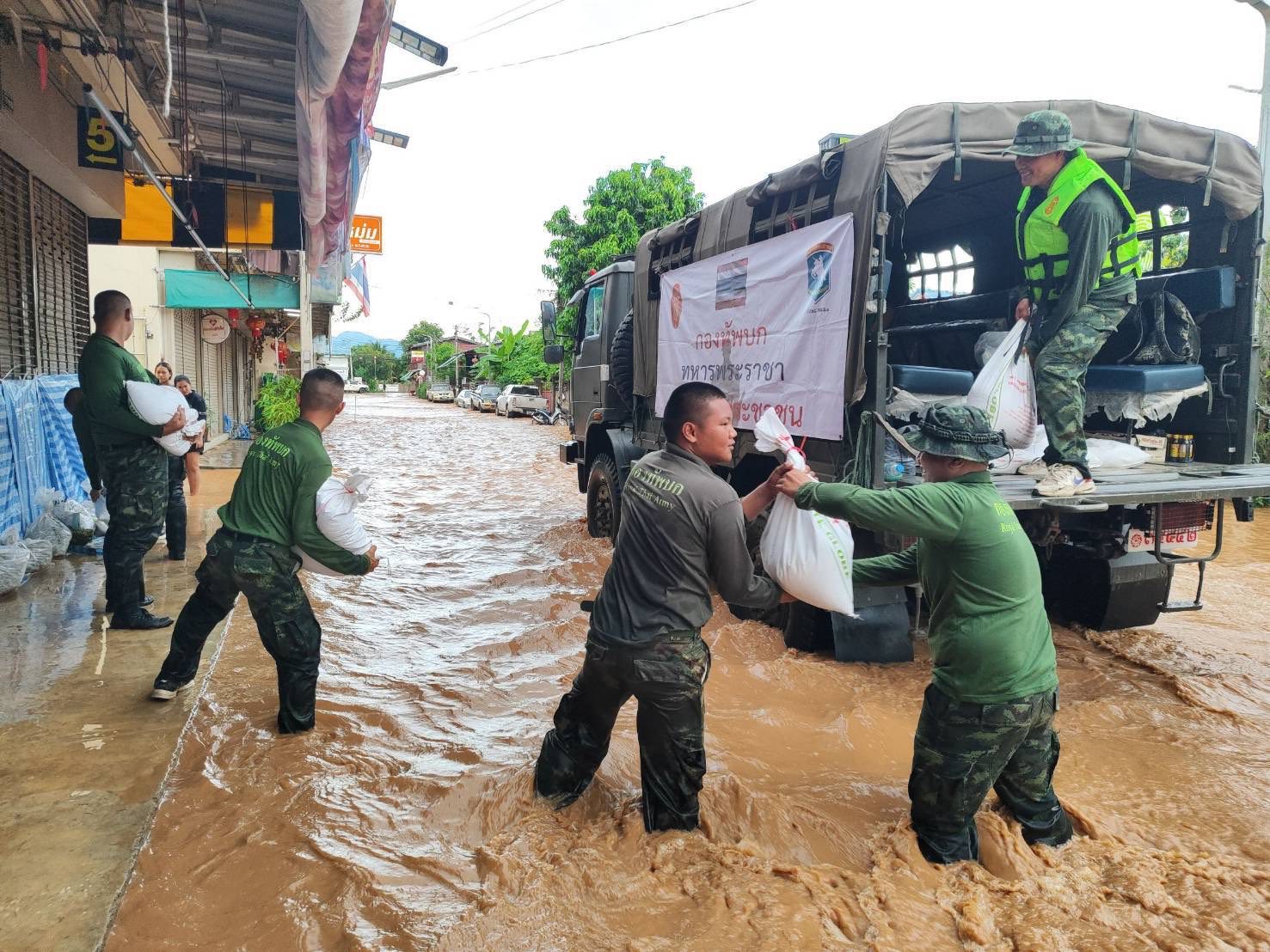 “ มทบ.36 ช่วยเหลือพี่น้องประชาชนก้าวผ่านสถานการณ์น้ำท่วม "